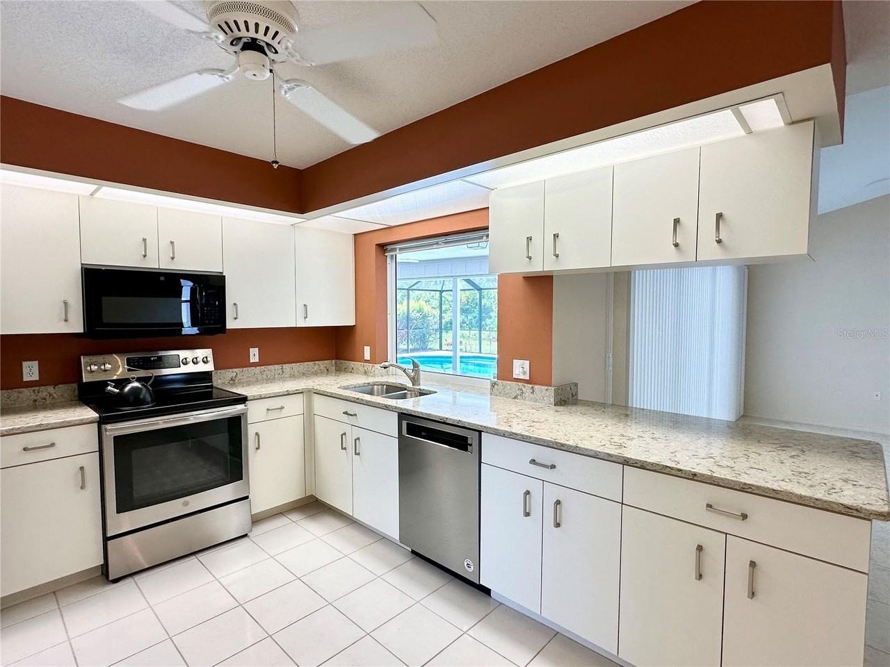 5024 Southern Pine Cir - Photo 4 of 50