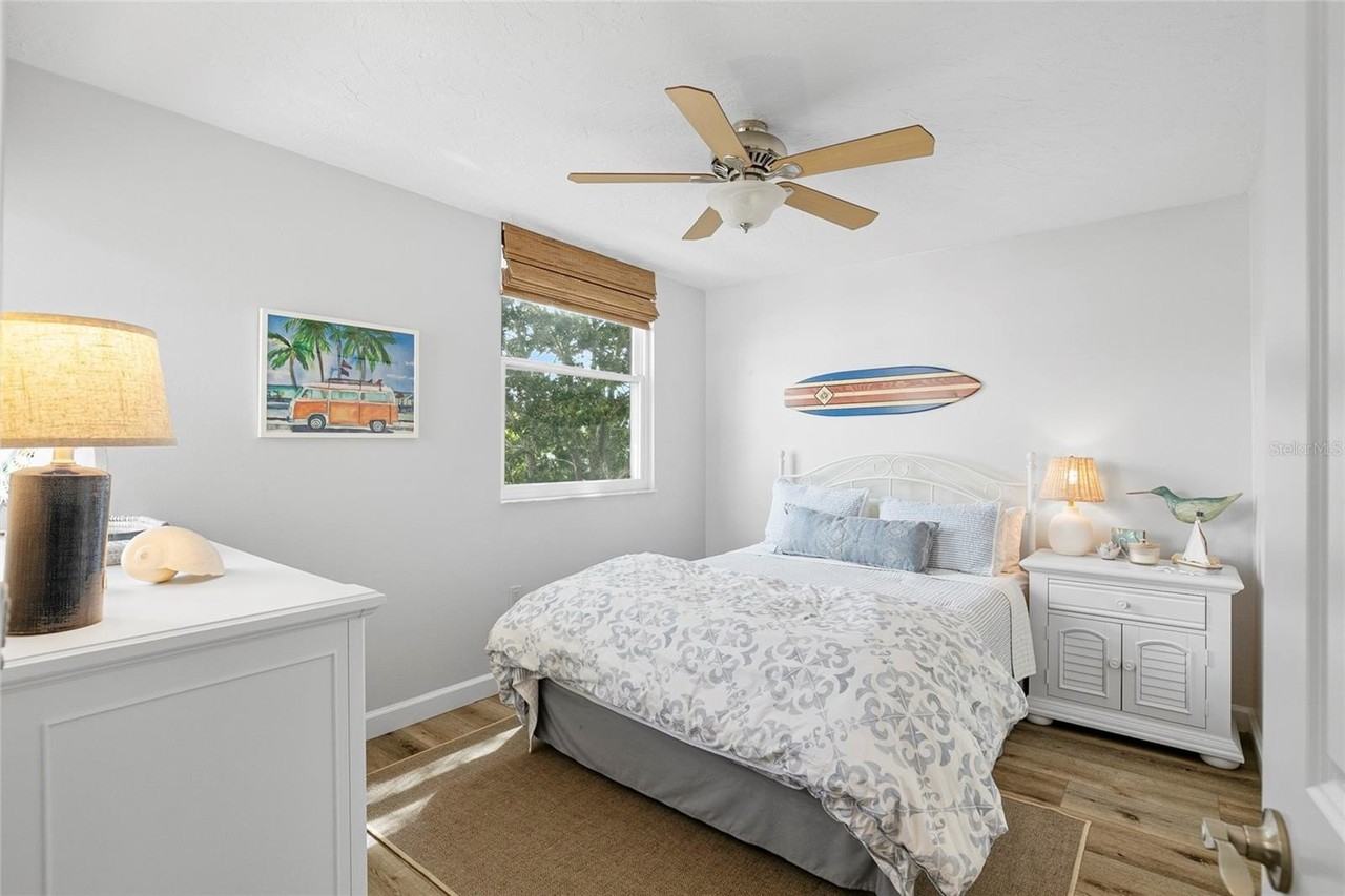 440 Palm Tree Dr - Photo 4 of 33