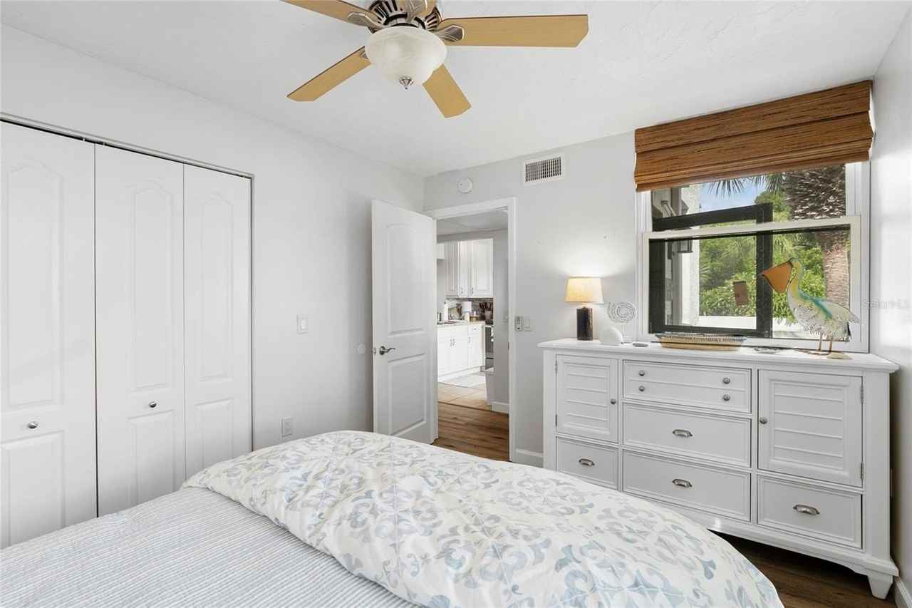 440 Palm Tree Dr - Photo 5 of 33