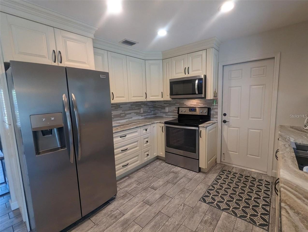 3070 Gulf Gate Dr - Photo 5 of 19