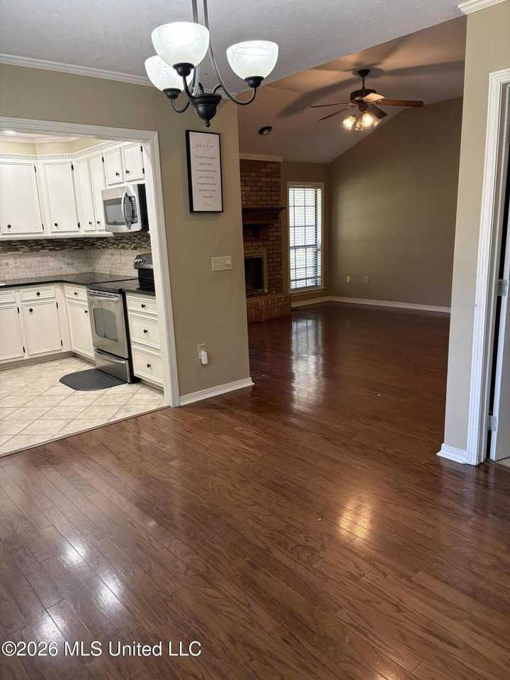 440 Brentwood Dr - Photo 2 of 11