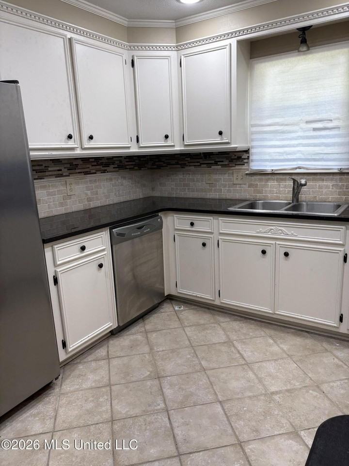440 Brentwood Dr - Photo 4 of 11