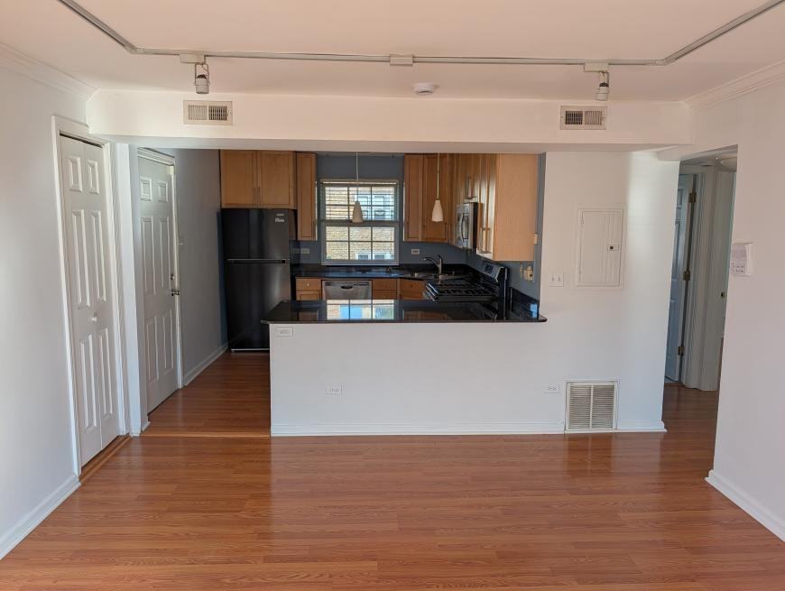 733 Dobson St - Photo 3 of 8