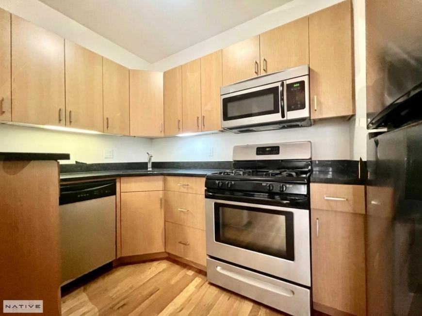 645 Leonard St - Photo 2 of 10