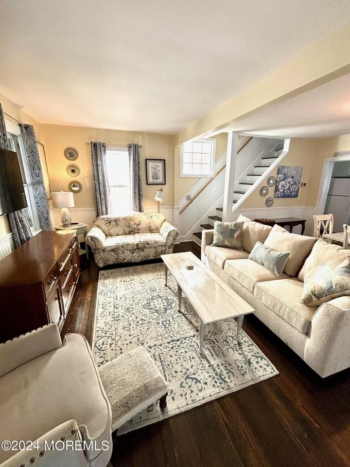 87 Embury Ave - Photo 7 of 50