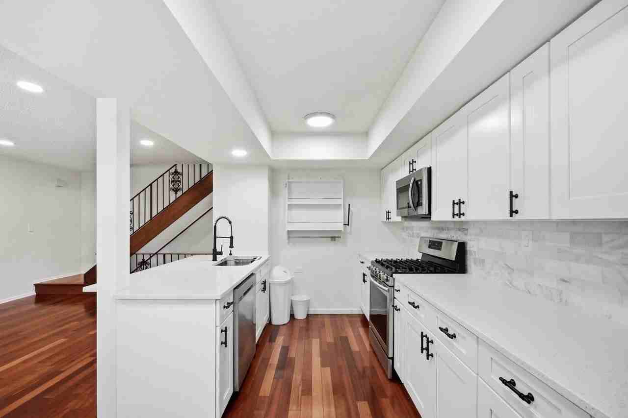 1204 Inverrary Ln - Photo 3 of 21