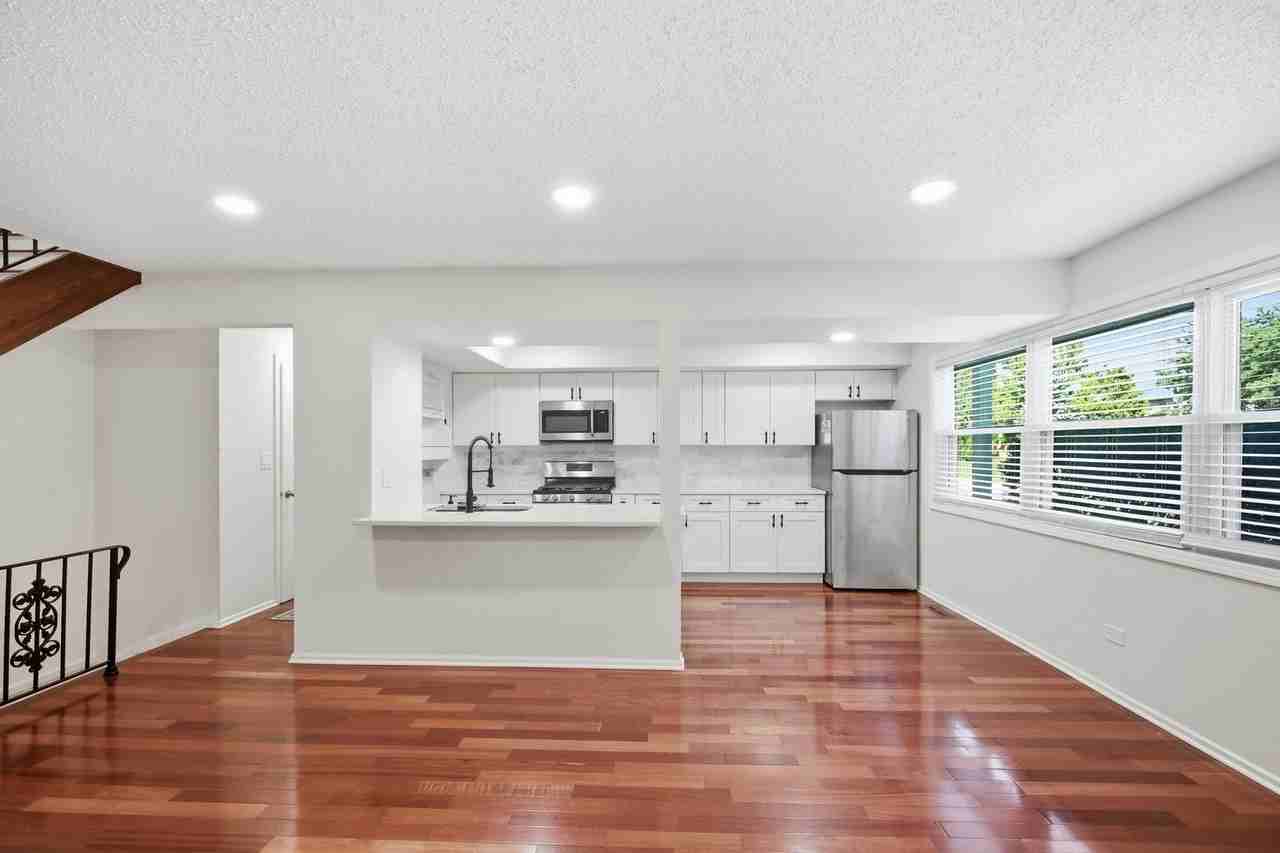 1204 Inverrary Ln - Photo 5 of 21