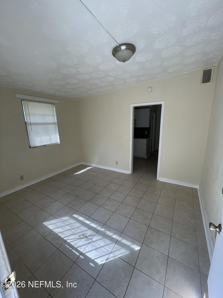 2179 W 40th St - Photo 3 of 9