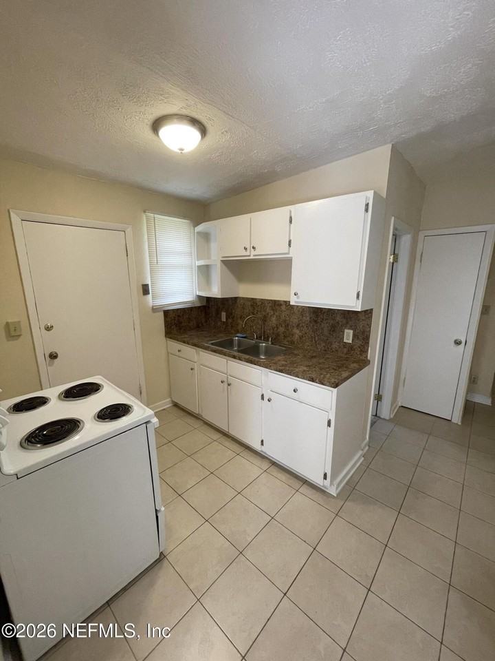 2179 W 40th St - Photo 4 of 9