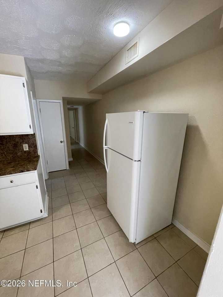 2179 W 40th St - Photo 5 of 9