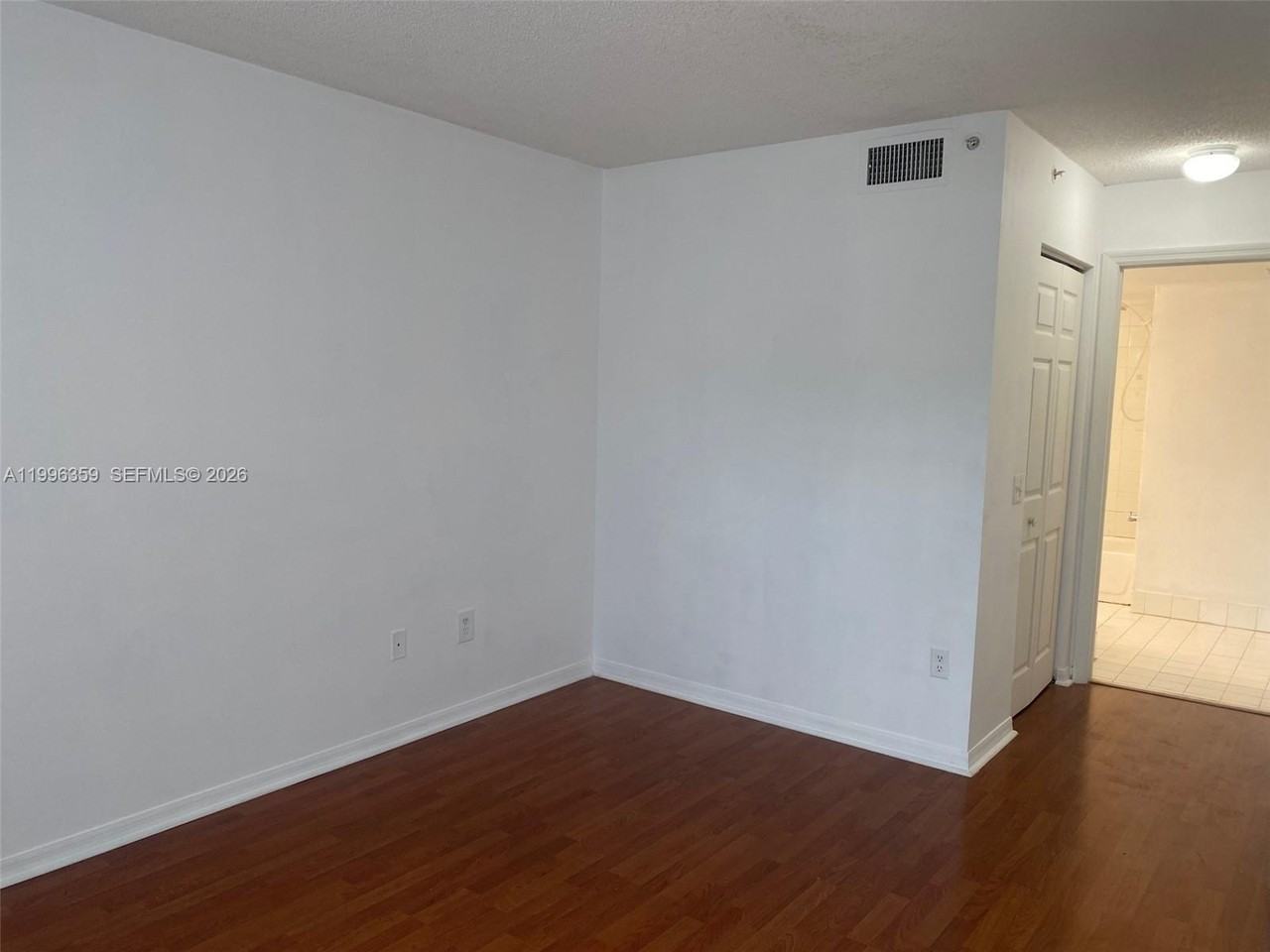 102 Se 10th St - Photo 4 of 7