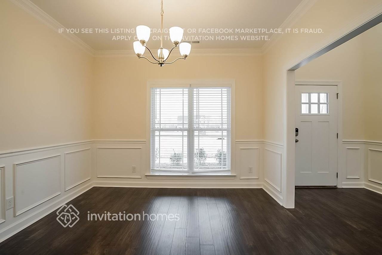 1079 Vanguard Dr - Photo 3 of 18