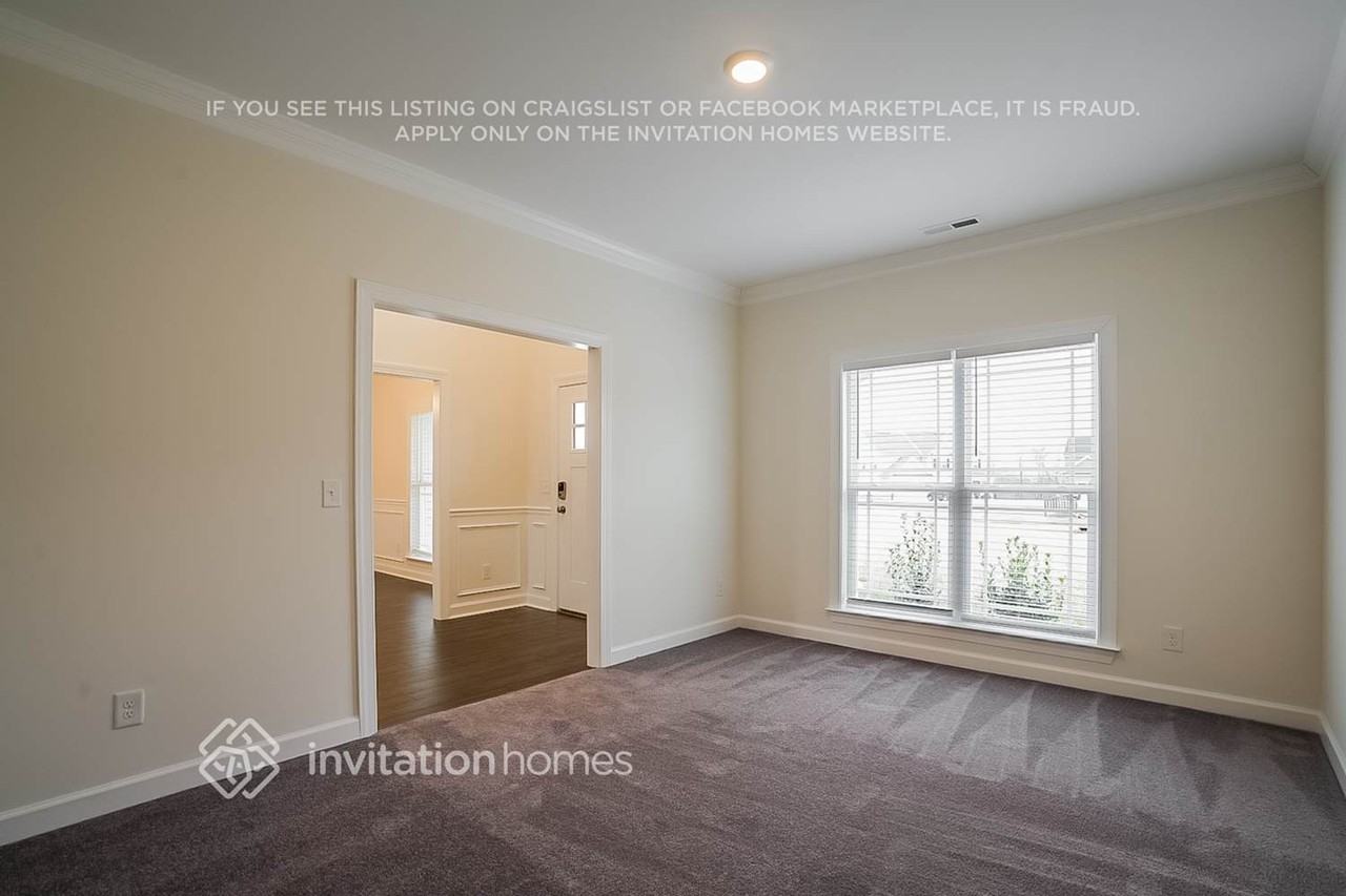 1079 Vanguard Dr - Photo 4 of 18