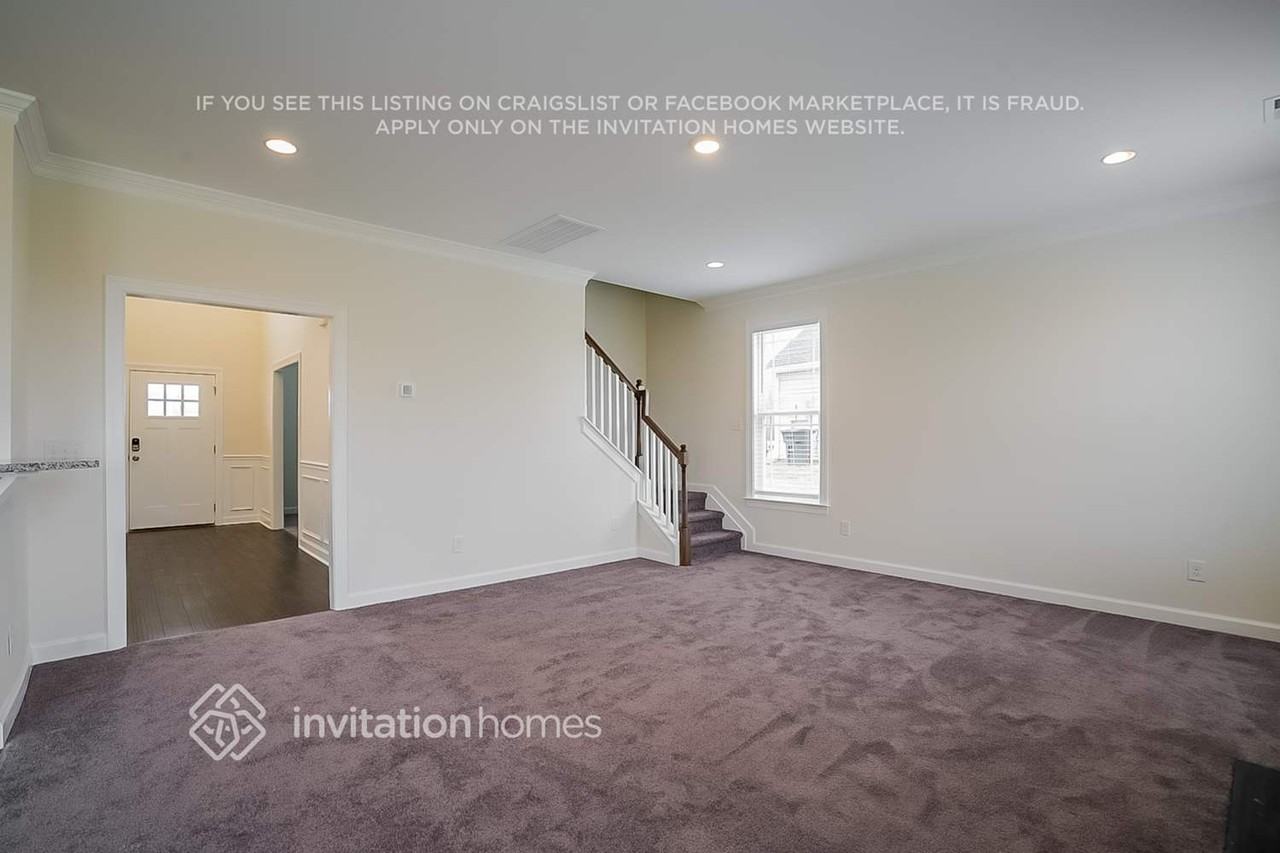 1079 Vanguard Dr - Photo 5 of 18