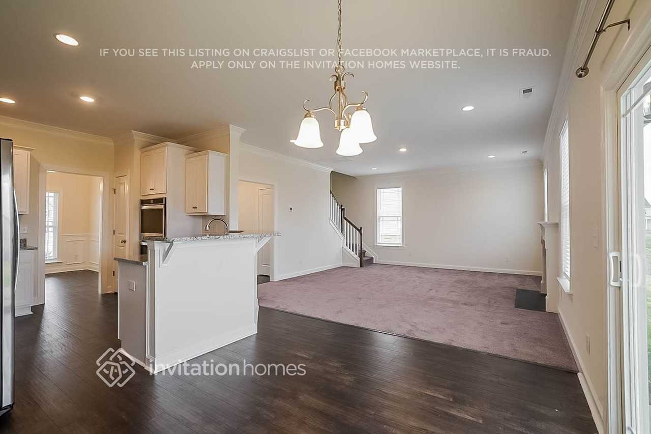 1079 Vanguard Dr - Photo 7 of 18
