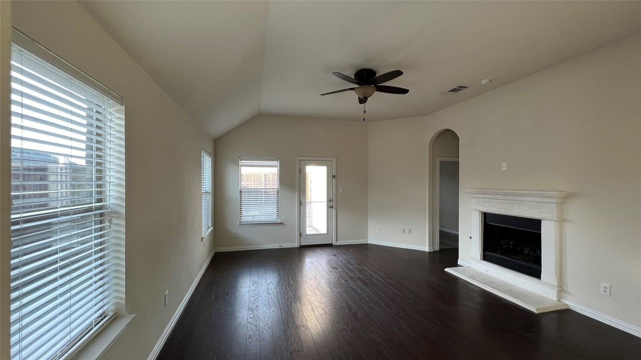 5028 Diamond Peak Ct - Photo 4 of 12