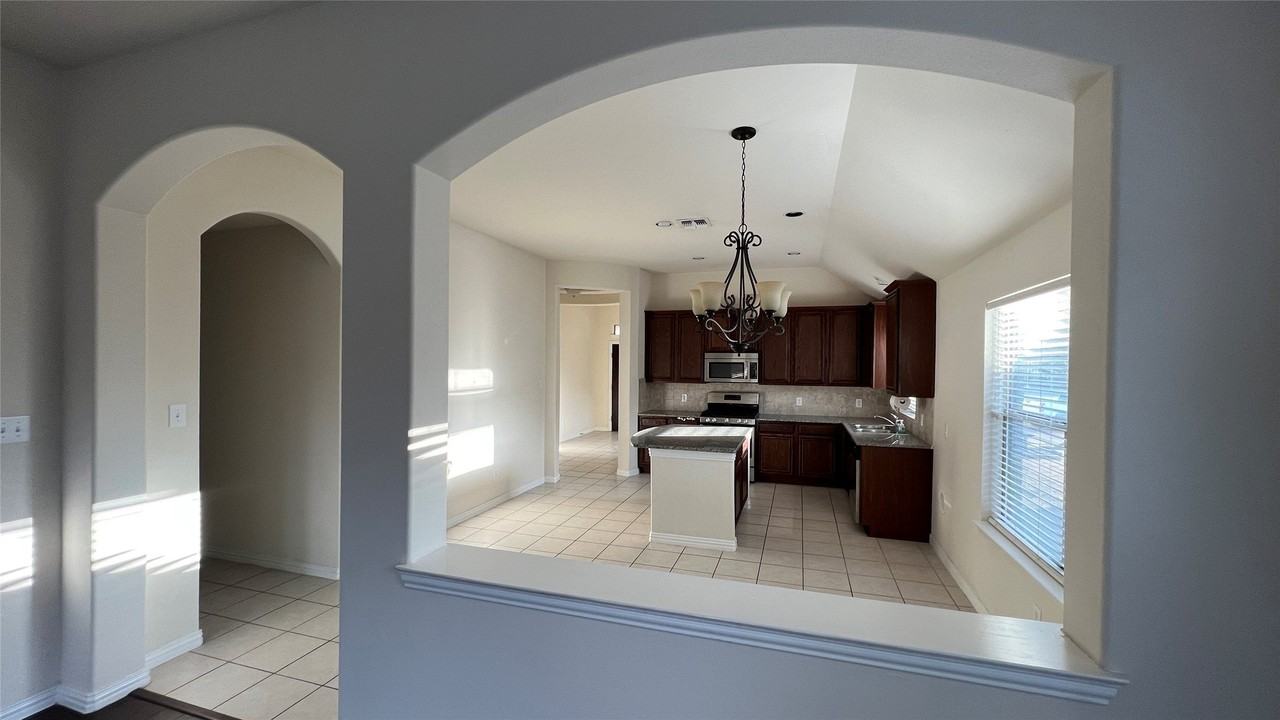 5028 Diamond Peak Ct - Photo 5 of 12
