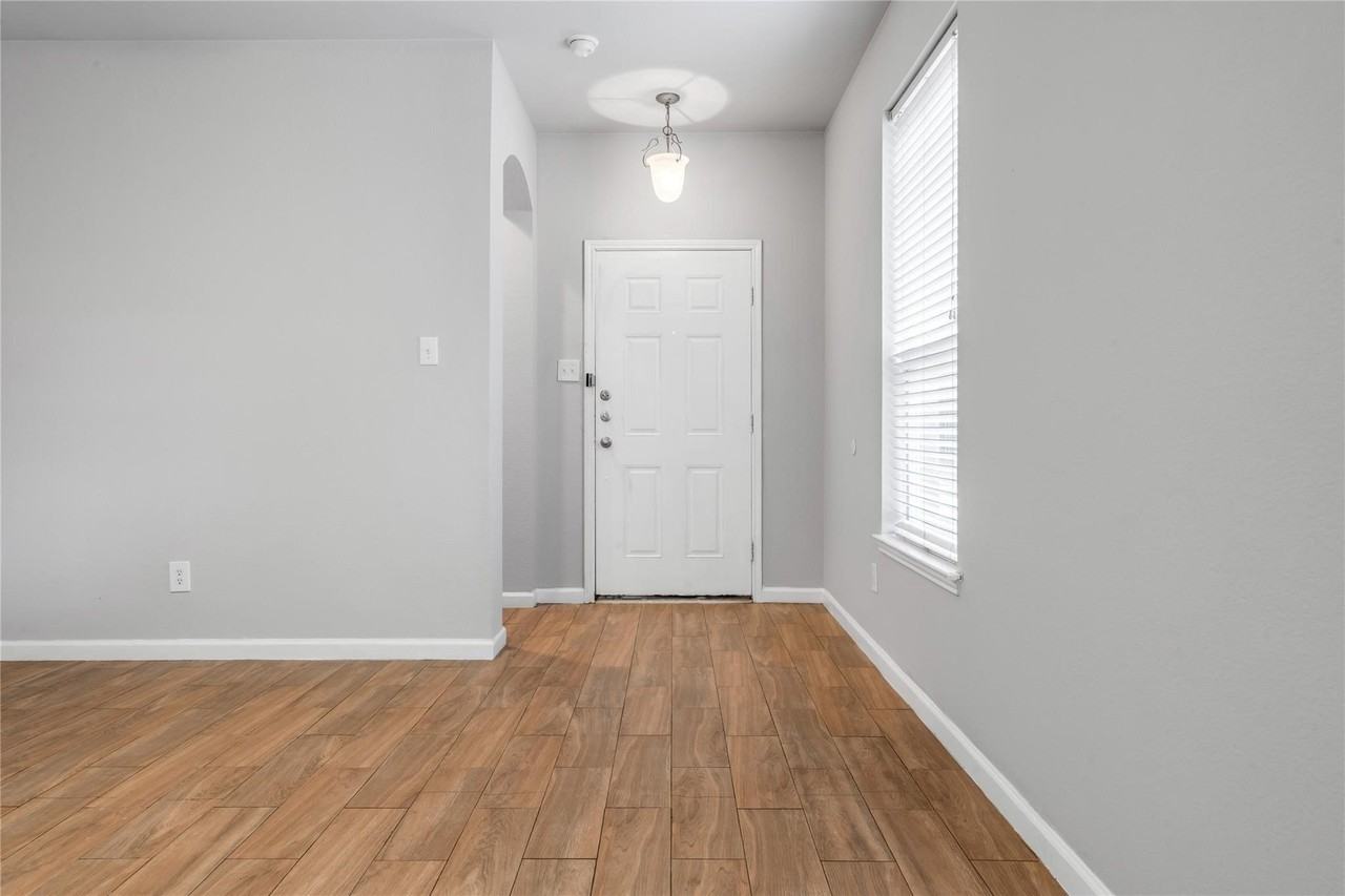 1133 Jamie Dr - Photo 3 of 16