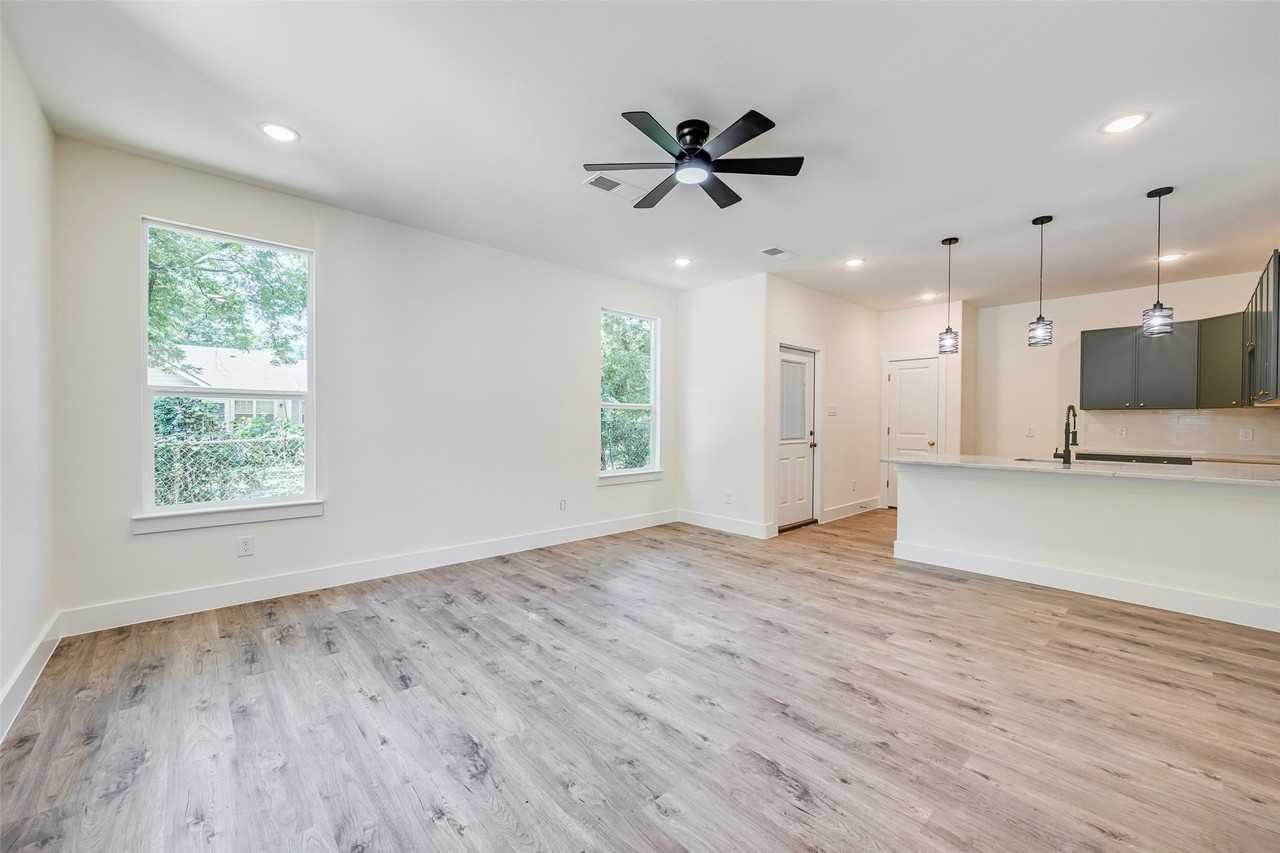 4418 Myrtle St - Photo 3 of 9