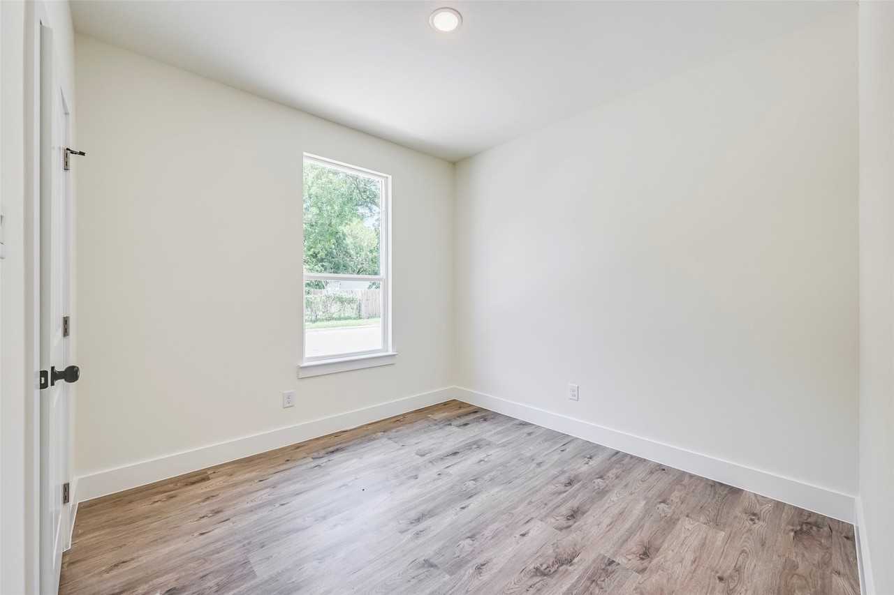 4418 Myrtle St - Photo 6 of 9