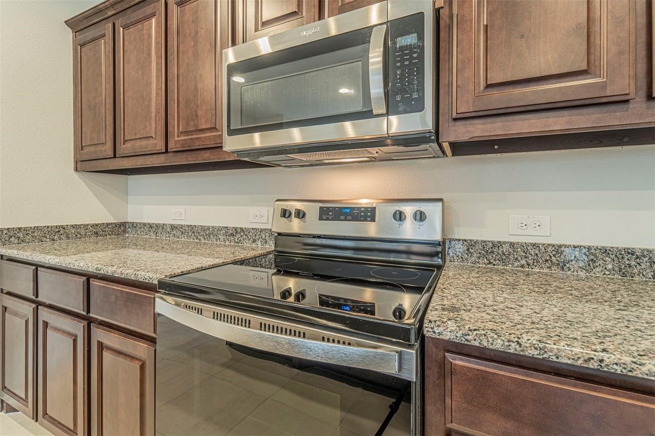 3305 Shortgrass Ln - Photo 7 of 25