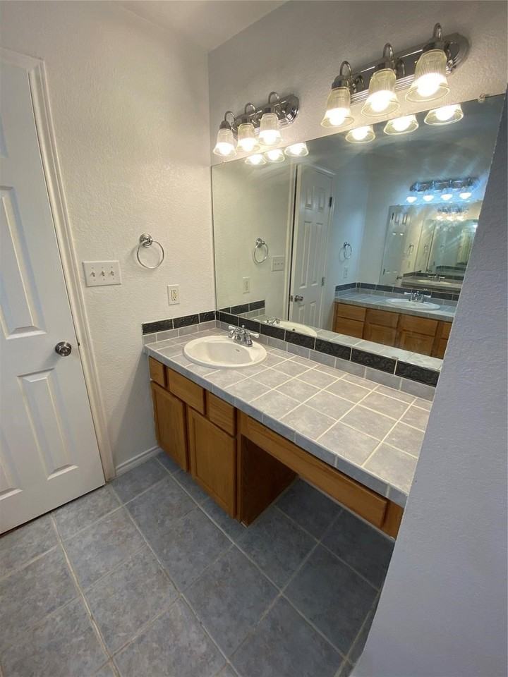 2212 Snake River Dr - Photo 5 of 25