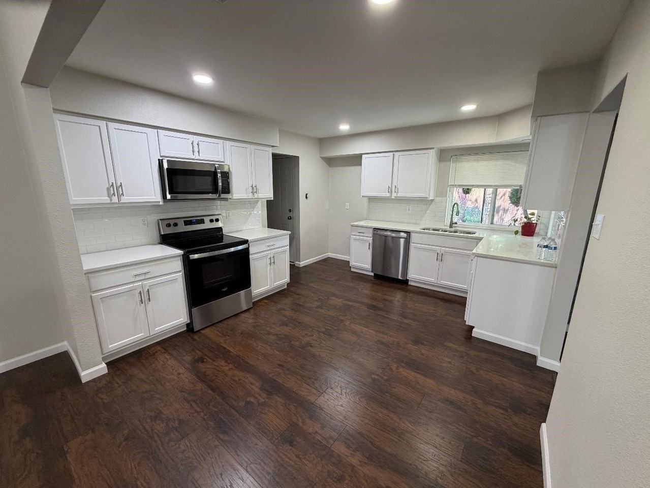 3109 Manchester Dr - Photo 3 of 17