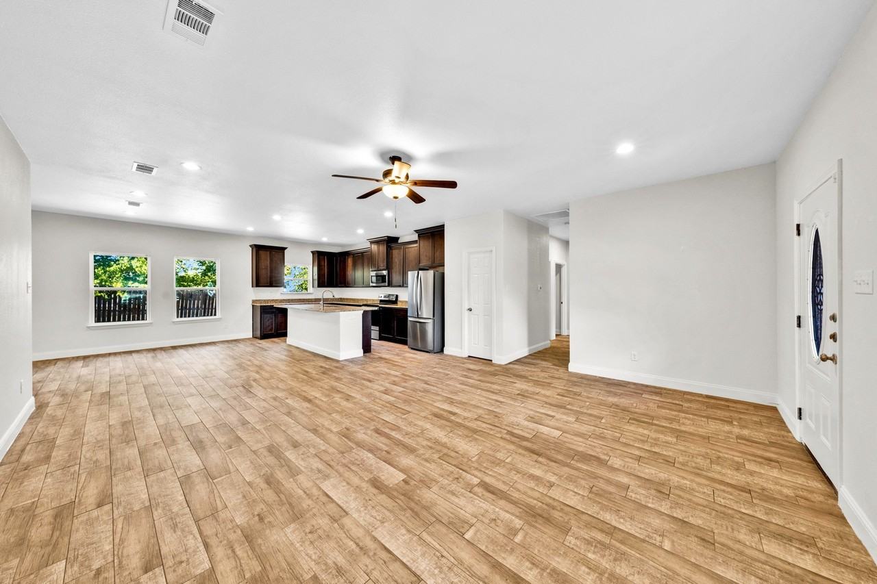 3922 Washington St - Photo 5 of 25