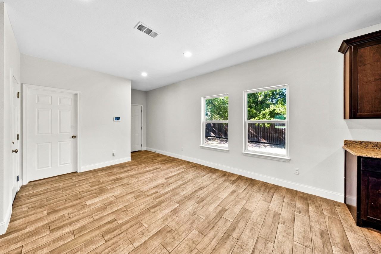 3922 Washington St - Photo 6 of 25