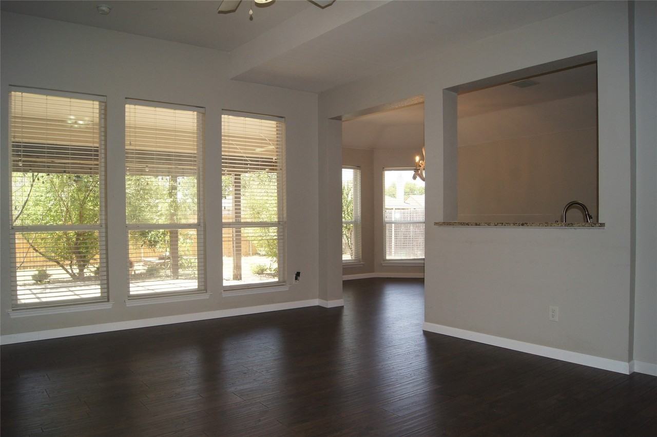 313 Smyth St - Photo 4 of 24
