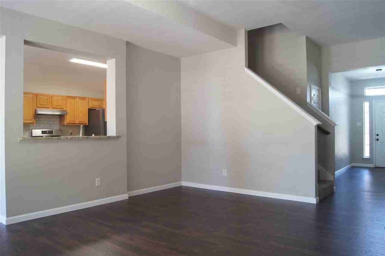 313 Smyth St - Photo 5 of 24