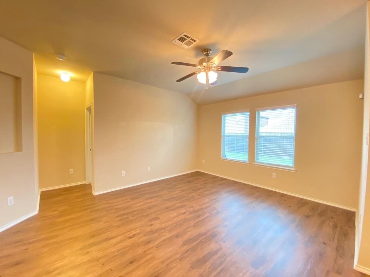 2105 Meadow Park Dr - Photo 2 of 20