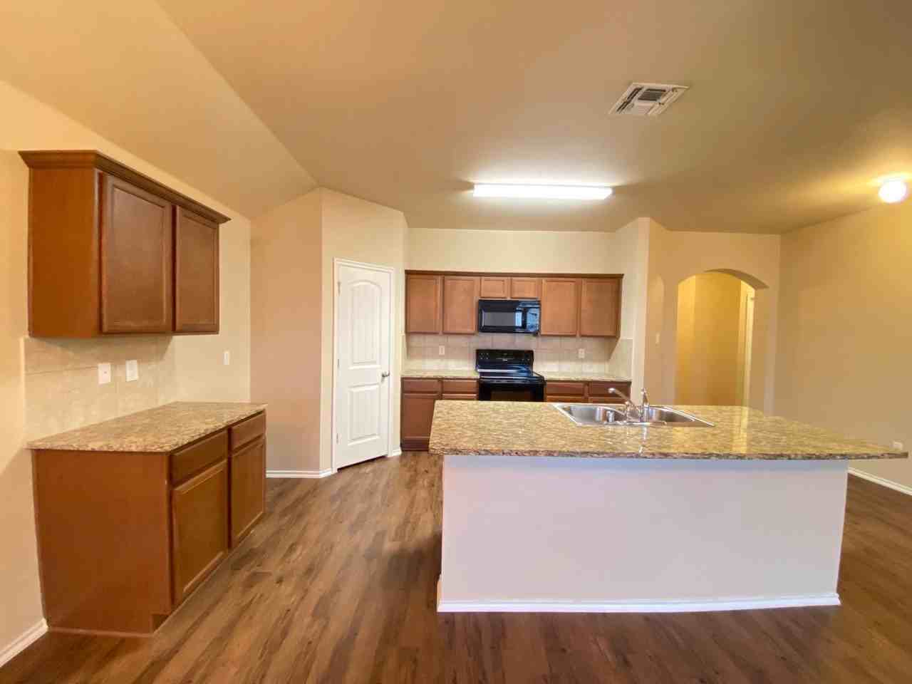 2105 Meadow Park Dr - Photo 5 of 20