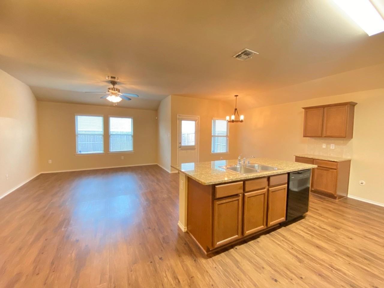 2105 Meadow Park Dr - Photo 7 of 20
