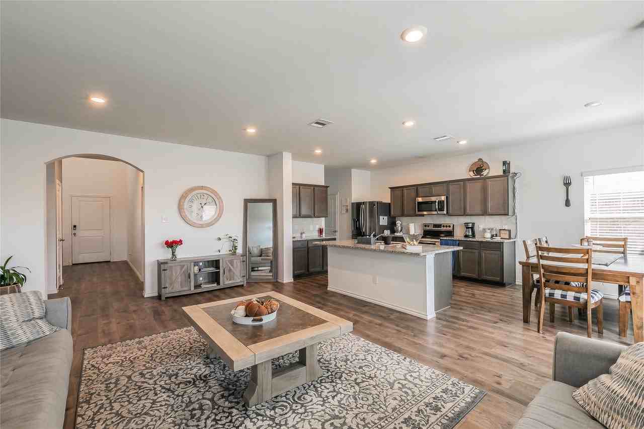 2405 Lupton St - Photo 2 of 23