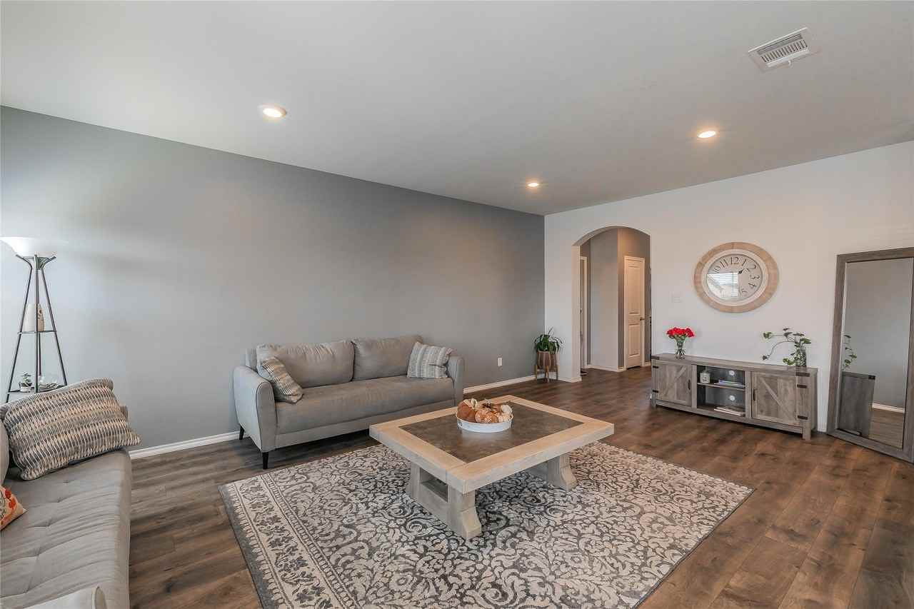 2405 Lupton St - Photo 3 of 23