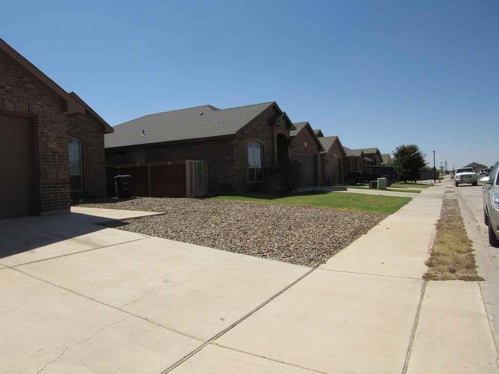 6703 Victory Pkwy - Photo 3 of 37