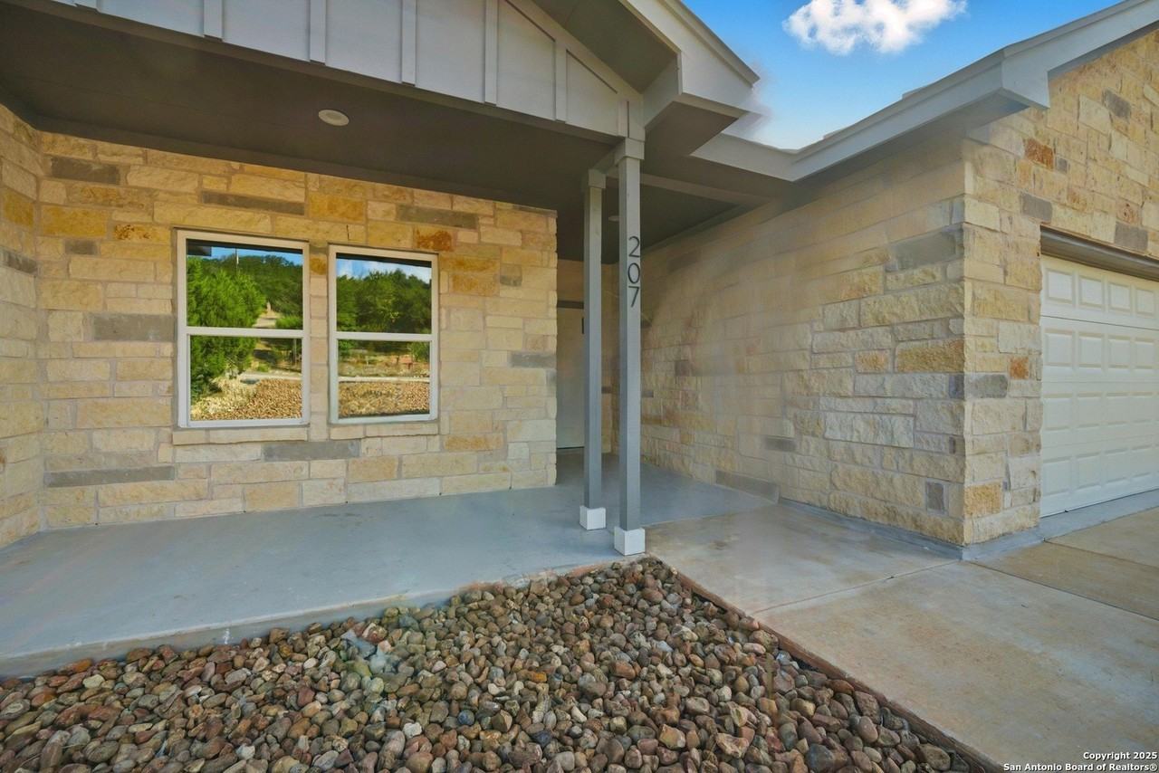 207 Deer Oaks Dr - Photo 2 of 40