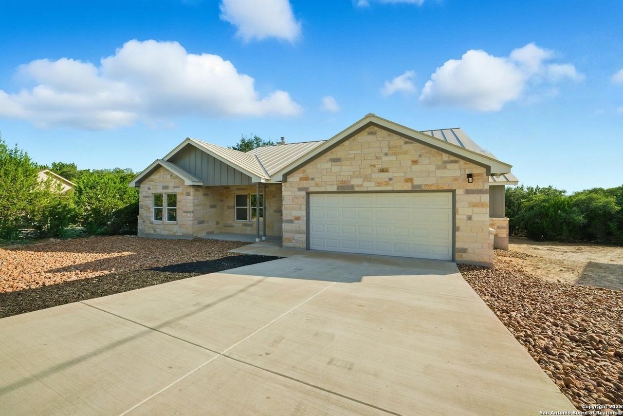 207 Deer Oaks Dr - Photo 3 of 40