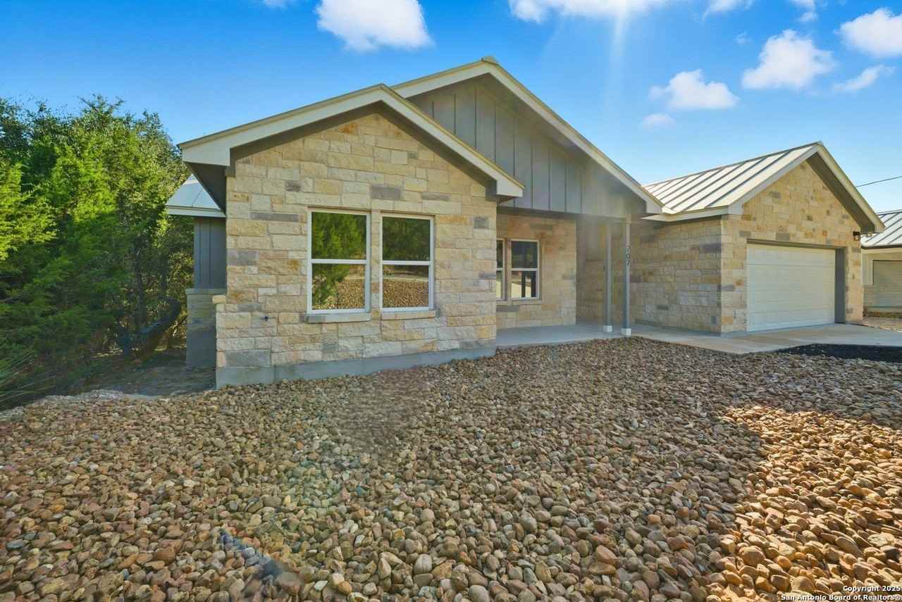 207 Deer Oaks Dr - Photo 4 of 40