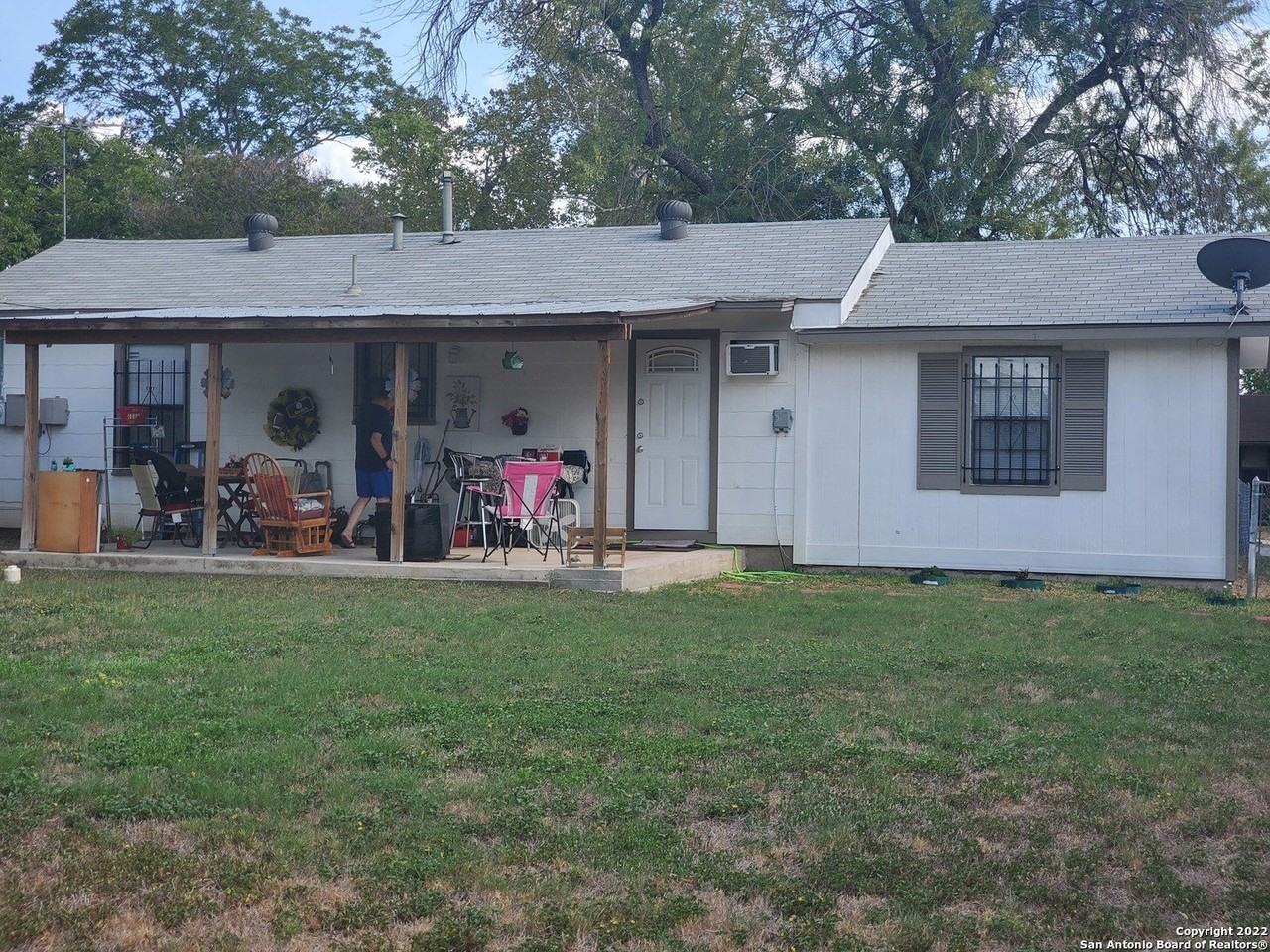 1107 Ada St - Photo 2 of 4