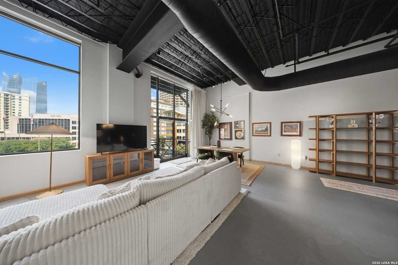 214 E Travis St #303 - Photo 4 of 31