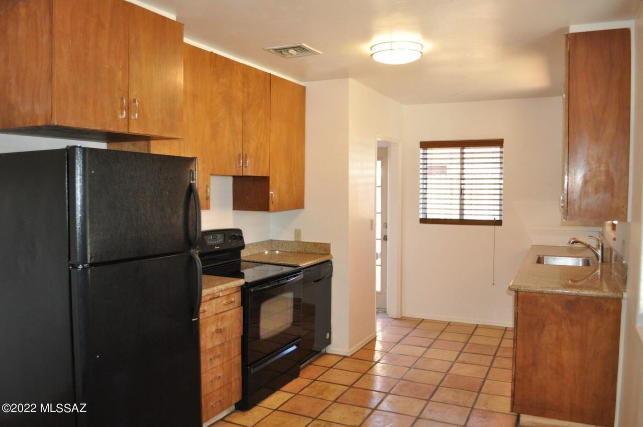 2625 N Fremont Ave - Photo 2 of 23