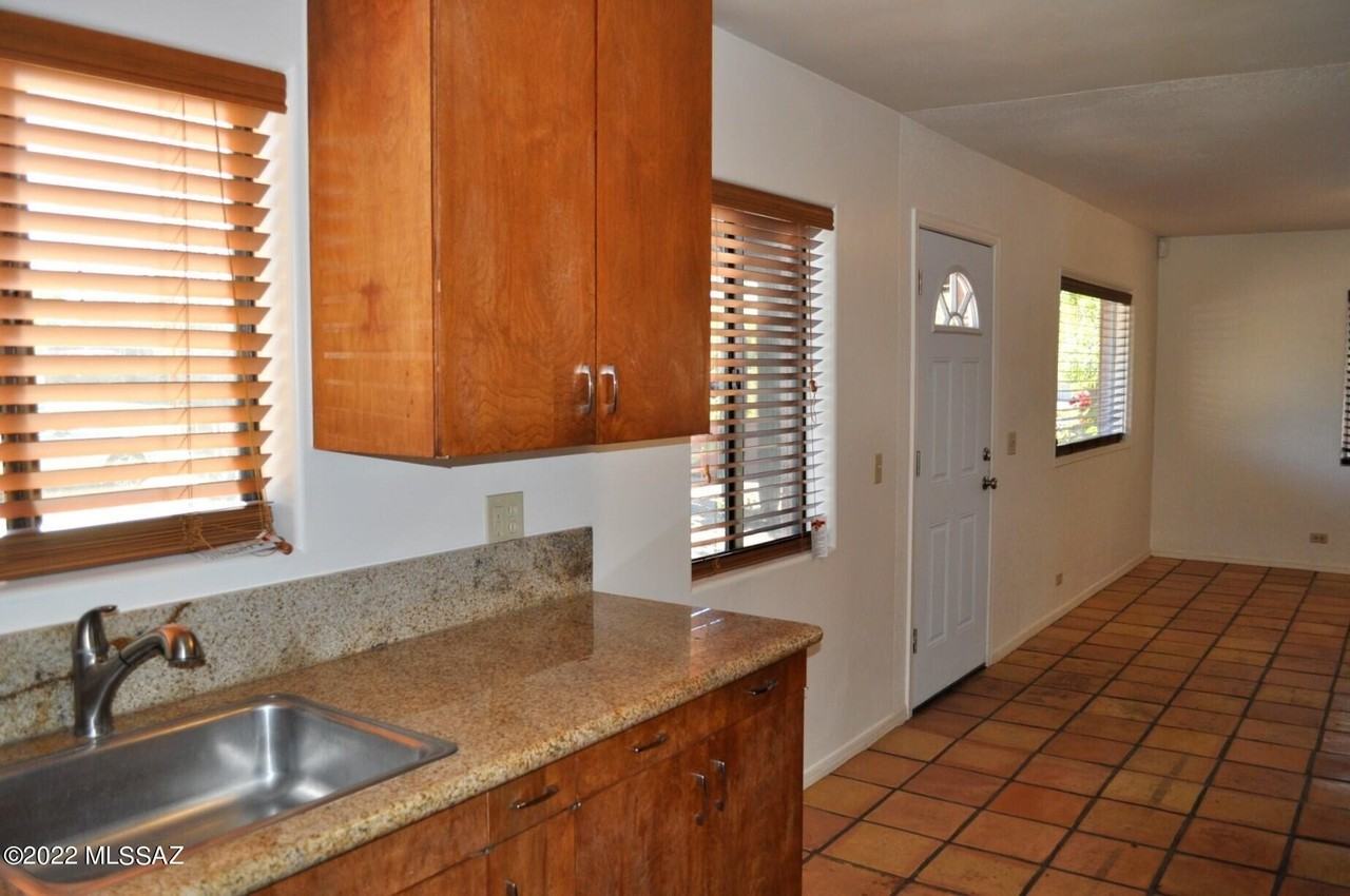 2625 N Fremont Ave - Photo 3 of 23