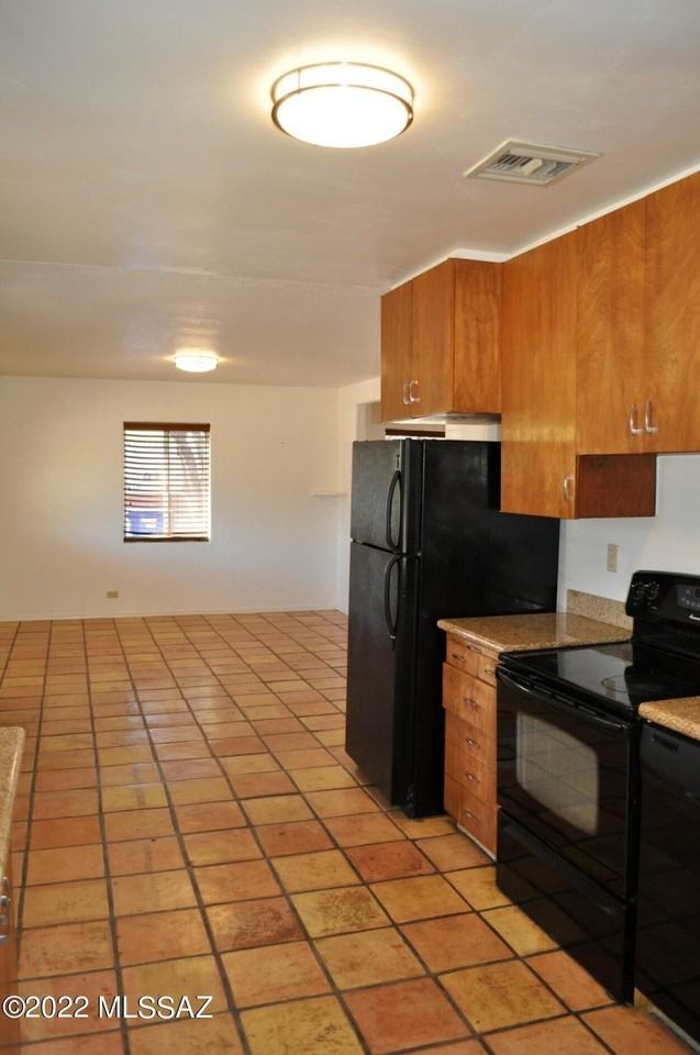 2625 N Fremont Ave - Photo 4 of 23