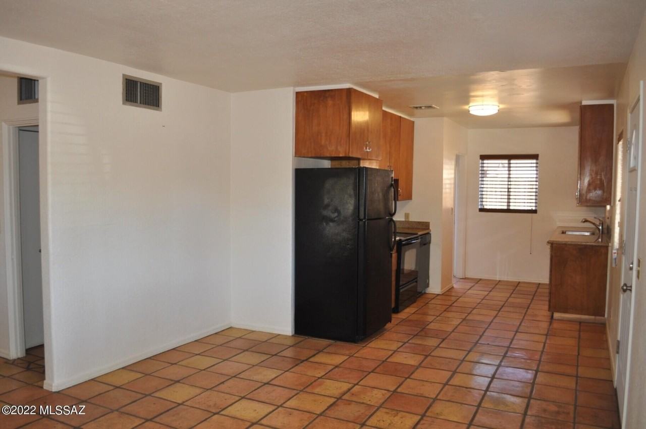 2625 N Fremont Ave - Photo 5 of 23