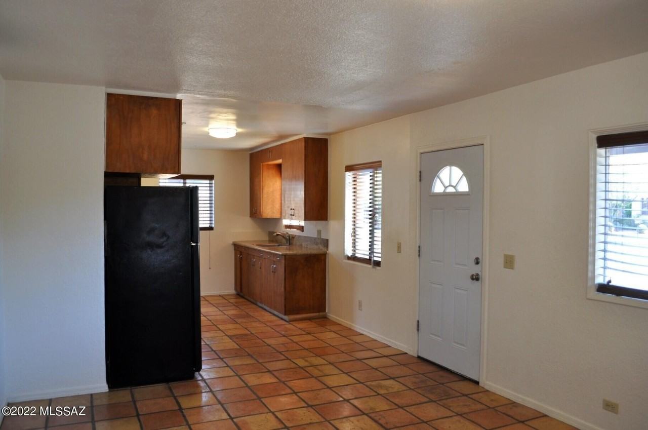 2625 N Fremont Ave - Photo 6 of 23