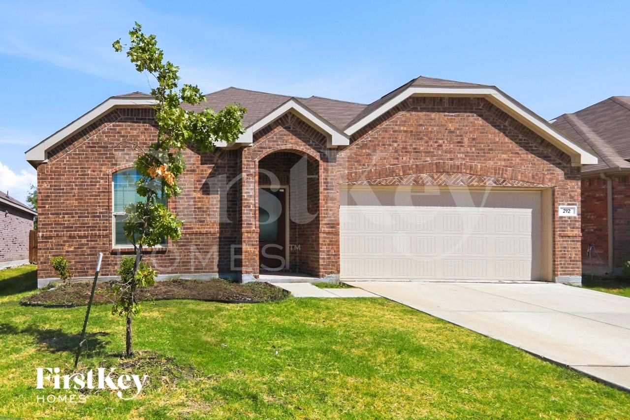 212 Wyndemere Ln - Photo 2 of 17