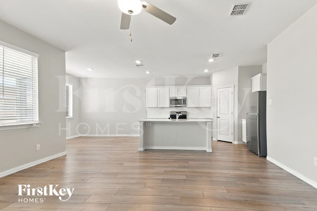212 Wyndemere Ln - Photo 5 of 17