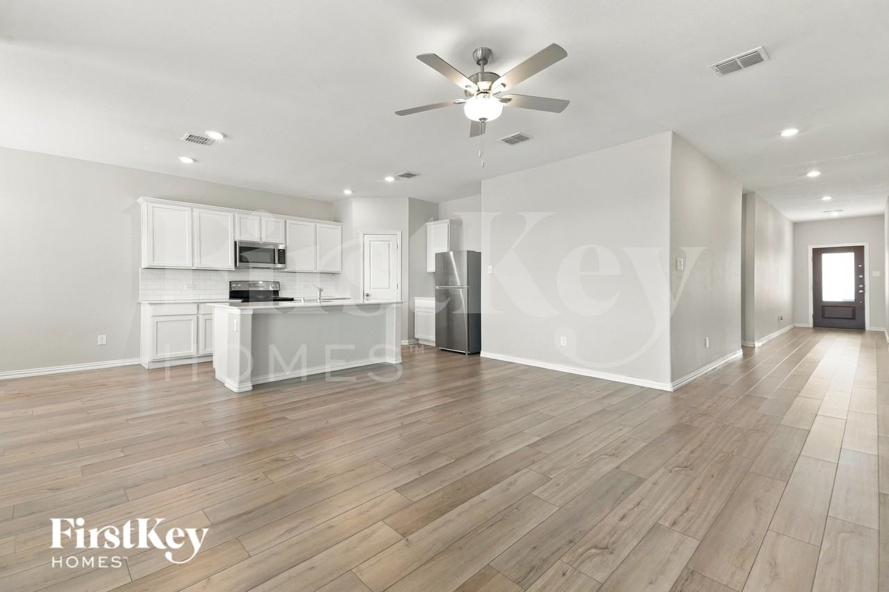 212 Wyndemere Ln - Photo 6 of 17